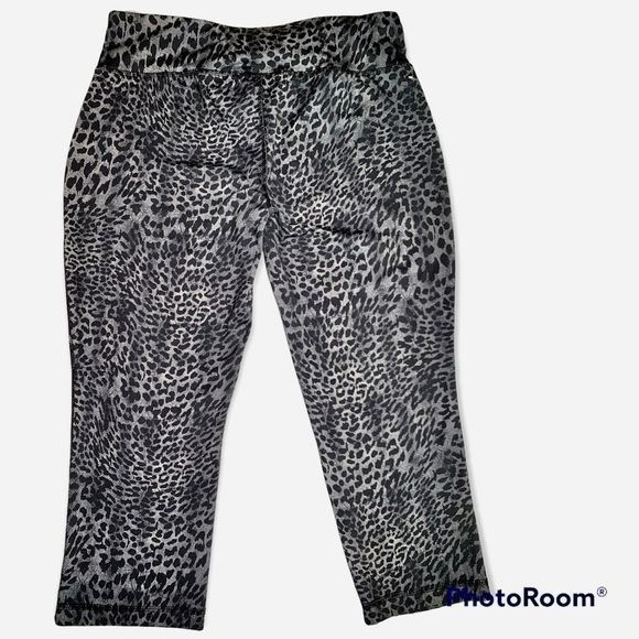 Danskin Now Fitted Crop Leggings size Small | Gray Leopard 18" Inseam - Picture 2 of 9